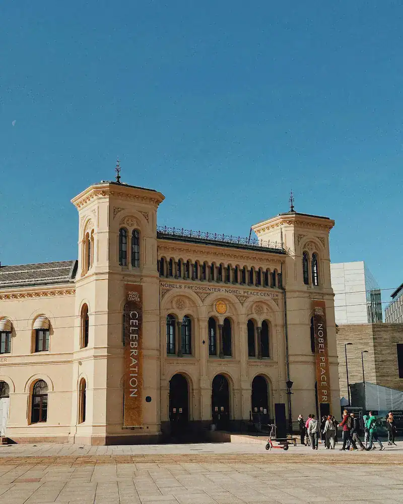 Nobel-Friedenszentrum in Oslo unter blauem Himmel