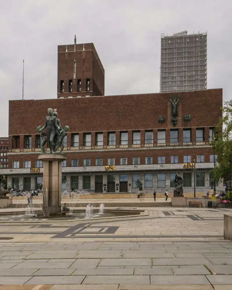 Osloer Rathaus mit Springbrunnen davor